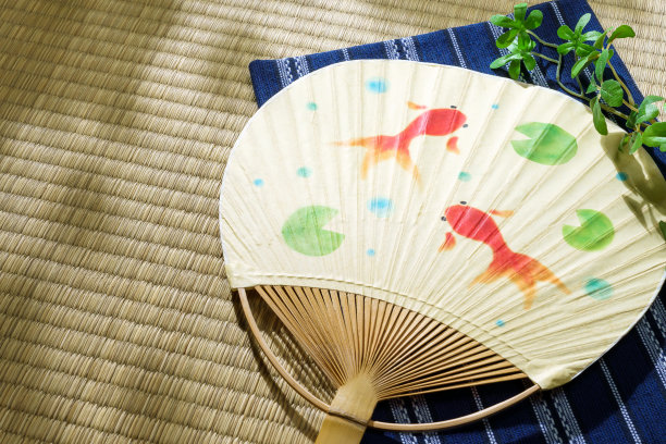 榻榻米上的日式扇子。日本的夏日景象图片下载