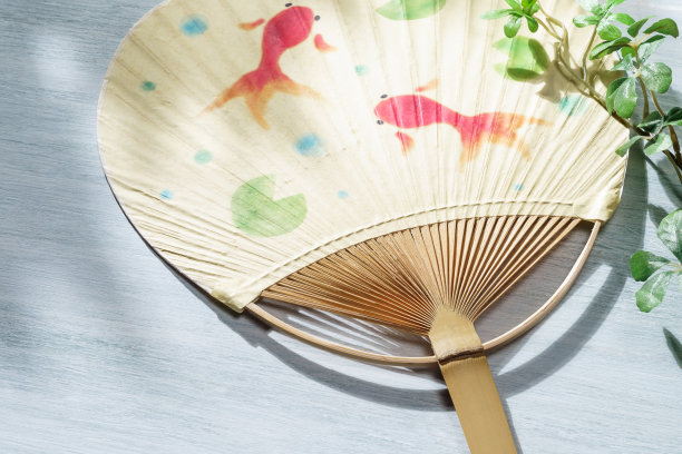 木桌上的日式扇子。日本夏景图片下载