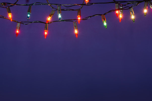 圣诞彩灯串在蓝色背景与复制空间图片下载