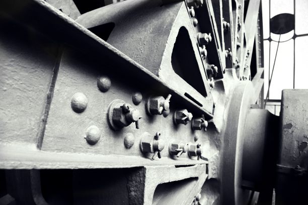 机车发动机齿轮机构的灰度照片，强调机械的复杂细节图片下载