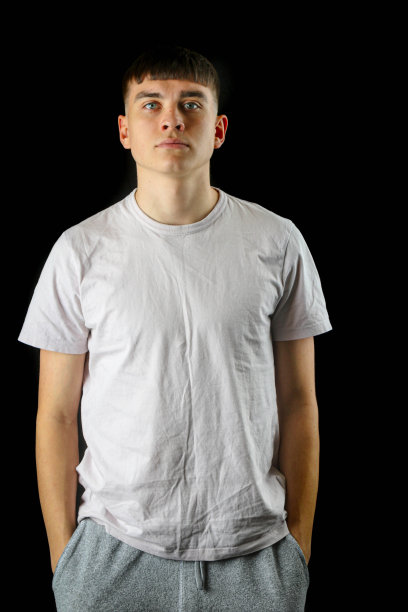 一幅黑色背景的少年男子肖像图片下载