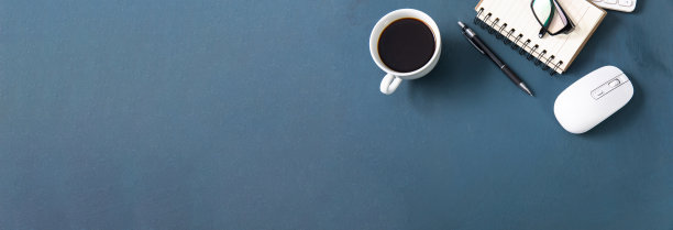 笔记本上的眼镜和电脑键盘图片下载