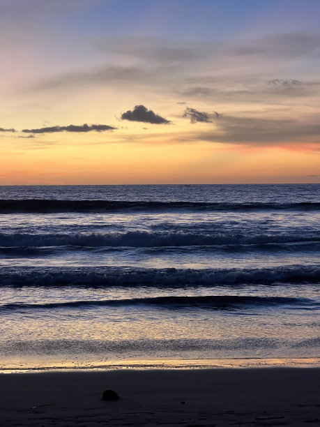 在巴厘岛看日落，海浪滔天(印度尼西亚)图片下载