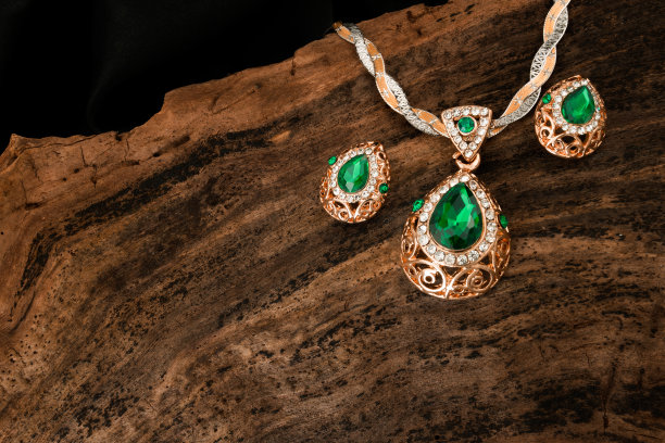 美丽的石头耳环在木制背景图片下载