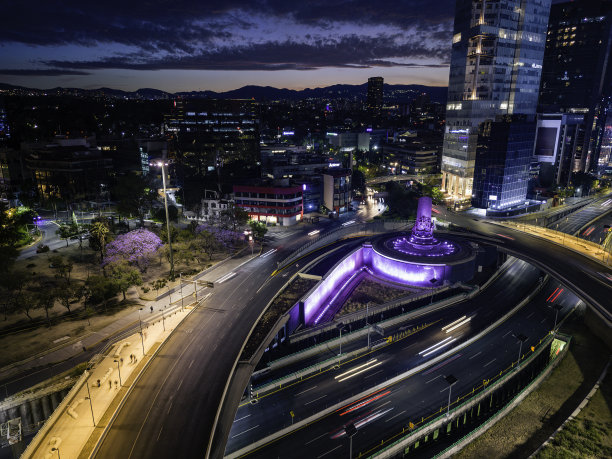 日落时的石油喷泉和环岛图片下载