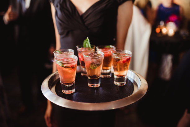 在聚会上端鸡尾酒的女服务员图片下载
