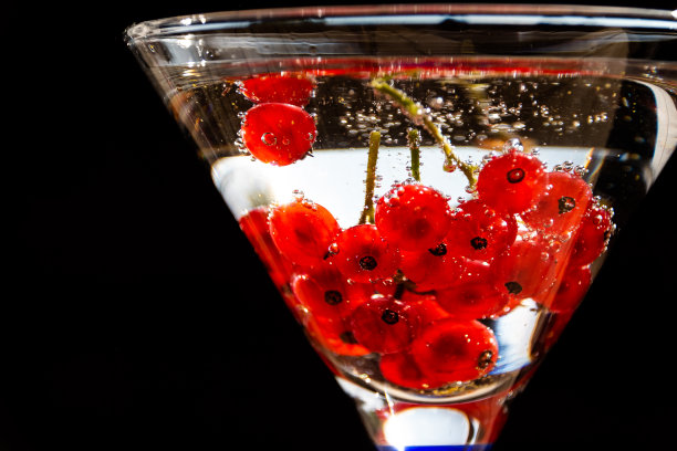 红醋栗浆果，用于夏季软饮料。红醋栗汽水。甜汽水维他命饮料，健康生活。健康饮食。饮食和排毒的概念图片下载