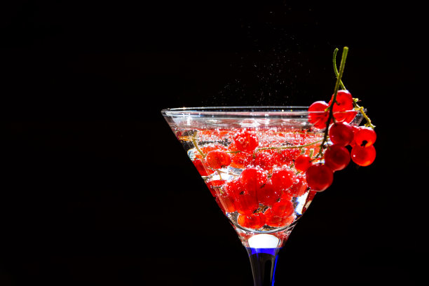 开胃的红醋栗饮料。清凉的夏日饮品。鸡尾酒罐中的红浆果饮料和新鲜浆果。概念食品自制保存有机原料的食谱。图片下载