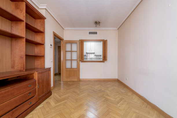 客厅的一侧有樱桃木家具，通往厨房的入口窗户有敞开的威尼斯木门图片下载