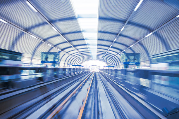 自动列车向前行驶图片下载