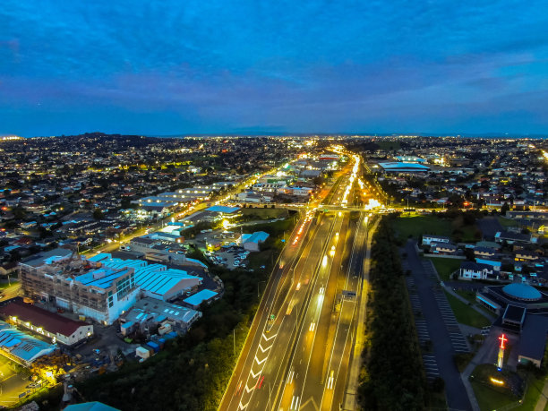 南部16号高速公路在暮色中图片下载