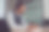 耳机，编程键盘和男人打字，编码或编程在晚上在线。信息技术，计算机和男性员工或编码员在流媒体音乐或广播中工作。图片下载