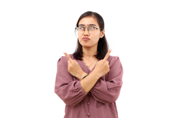 困惑的年轻亚洲女子站在一边指着两边。隔离在白色背景上图片下载