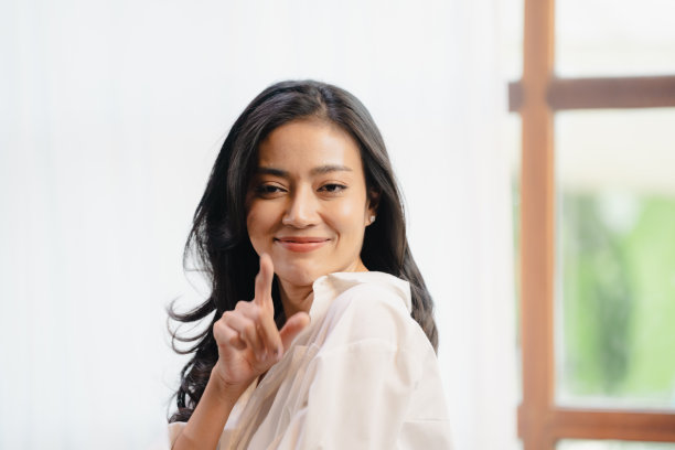 年轻的亚洲女人的肖像，微笑和摆姿势的感觉快乐和微笑，美丽漂亮的女性生活方式，有吸引力的可爱的女孩与眼睛看起来放松和愉快图片下载