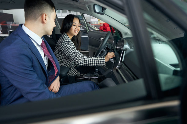 冷静的年轻顾问和一个可爱的客户在车里交流图片下载
