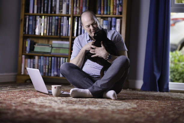 60岁的男人想在家工作图片下载