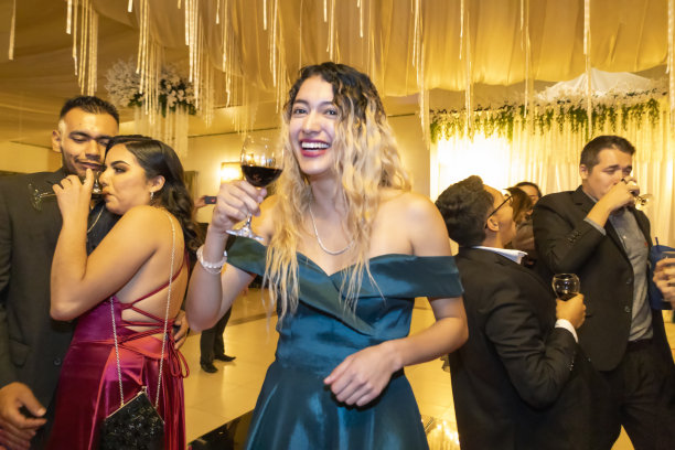 年轻的女人很高兴完成了她的学位，正在庆祝图片下载