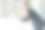 一个商人在办公室工作到很晚的时候使用笔记本电脑图片下载