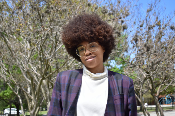 有自然非洲发型的有色人种年轻女子图片下载