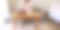 一个年轻女子在家里边喝咖啡边用笔记本电脑工作的特写图片下载
