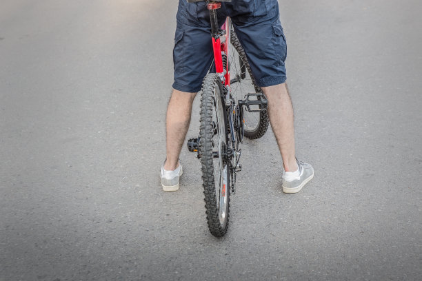 男子运动自行车的特写细节图片下载