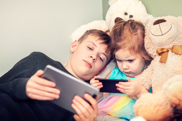 小孩子使用数码平板电脑和智能手机图片下载