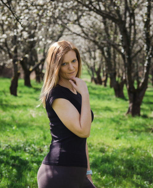 年轻美丽的白人妇女在樱花树的肖像。人，春天的概念图片下载