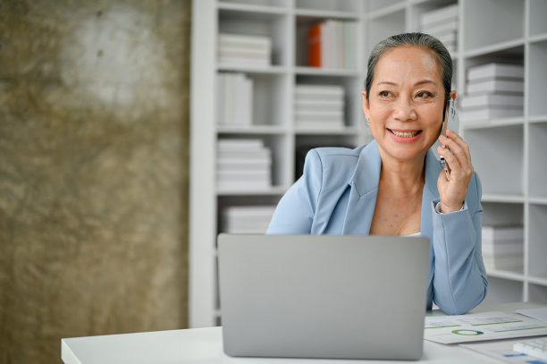 成功的资深女商人在电话中进行了愉快的交谈图片下载