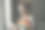 一个快乐的女人在室内对着手机微笑，用应用程序聊天或给人发信息。约会和孤独的生活方式与科技和互联网连接的女性。年轻女士在手机上写字图片下载