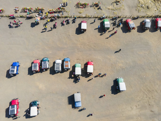 游客在布罗莫腾格里塞梅鲁国家公园活动时使用的吉普车鸟瞰图。Bromo山是印度尼西亚东爪哇的热门旅游目的地。图片下载