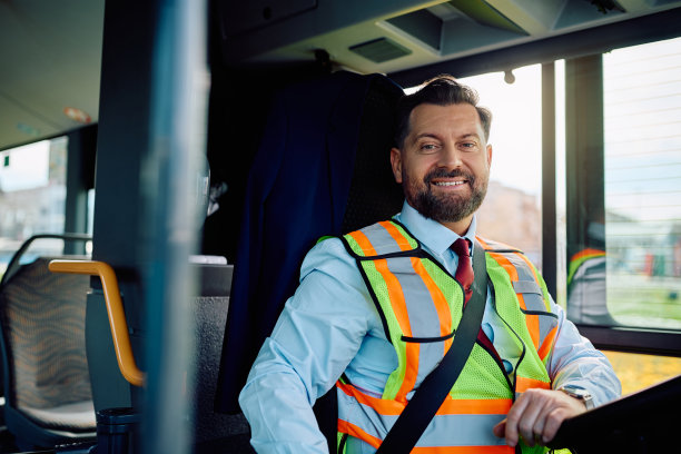 开心的校车司机看着镜头。图片下载