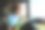 疲惫的女司机在开公交车时打哈欠。图片下载
