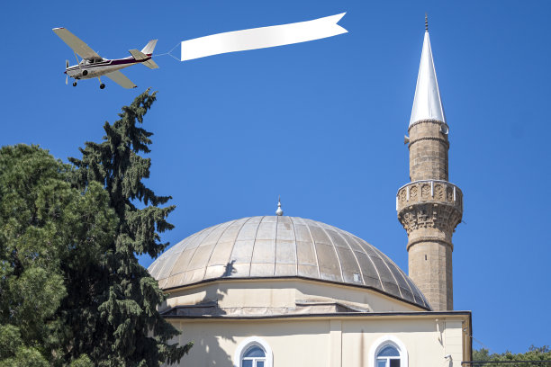 带着旗帜的飞机向晴朗的天空飞去图片下载