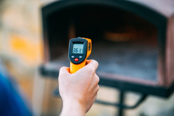 红外线温度计测量烤箱的温度图片下载