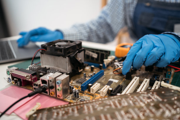 在服务中心维修主板。计算机技术人员正在更换计算机部件。近距离图片下载