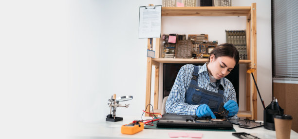 维修人员在车间修理清扫灰尘的笔记本主板电路板冷却器并将其固定在笔记本上。固定经营理念图片下载