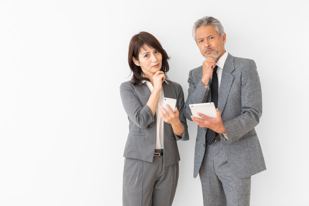 亚洲老年夫妇，烦恼，商务，智能手机，平板电脑图片下载