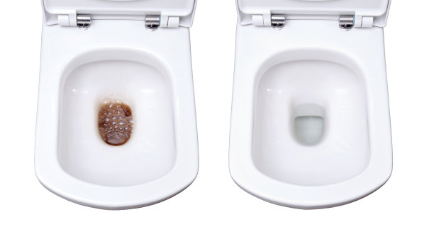 卫生间里的马桶清理前后堵塞，脏乱干净的马桶，隔离在白底上图片下载