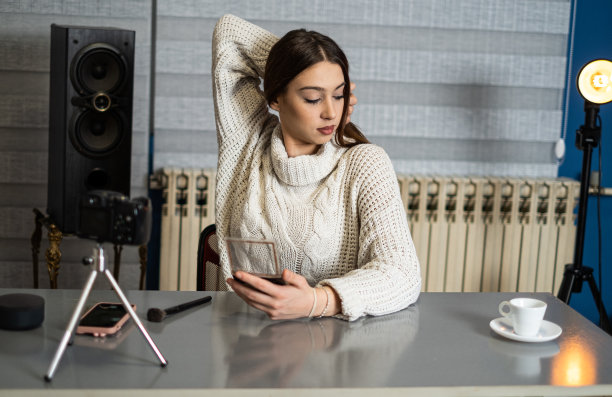 从事科技的年轻女性图片下载