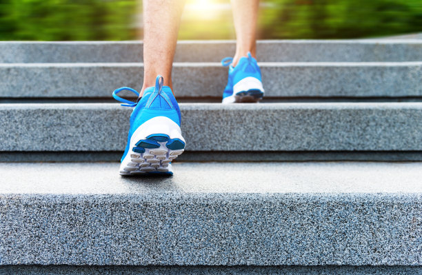 低段的年轻人爬上楼梯图片下载