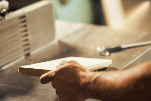 由木匠制作的自主操作家具图片下载