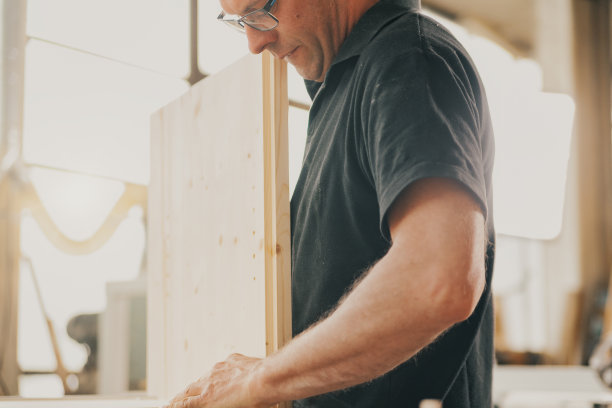 戴眼镜的木工的力量和奉献图片下载