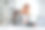 使用平板电脑。穿着正装的女士正在办公室工作图片下载