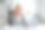 使用笔记本电脑。穿着正装的女士正在办公室工作图片下载