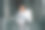 手里拿着笔记本电脑，站着。一名穿着正装的女子站在商务大楼附近的户外图片下载