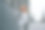 通过电话交谈。一名穿着正装的女子站在商务大楼附近的户外图片下载