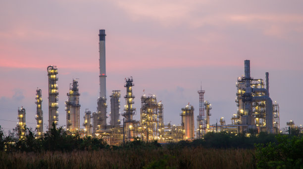 石油天然气工业区，炼油设备，炼油厂工业管道特写，大型炼油厂带阀输油管道详图。图片下载