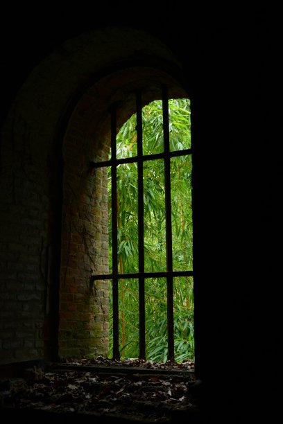 无玻璃板的窗户图片下载