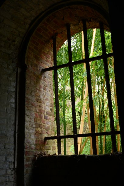 无玻璃板的窗户图片下载