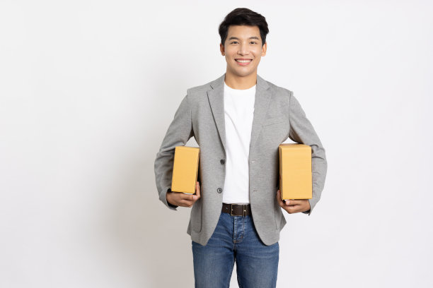 亚洲商人手持包裹包裹盒子孤立的白色背景，快递和航运服务的概念图片下载